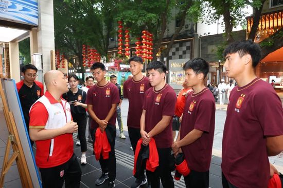 影片《冲天飞豹》讲述的是中国人平易近解放军空军前后两代试飞员若何飞出中国第一架国产战役机飞豹的故事。首席试飞员孔凡和其战友凌知远情同师徒，但却性情悬殊。年长的孔凡沉稳执著，年青的凌知远血气方刚。因为工作性质的要求，他们随时都将面对存亡的考验。作为一个通俗人他们既有对夸姣恋爱寻求，也有对家庭亲人的眷恋。但为了把握第一架国产战役机飞豹的所有手艺数据，他们掉臂小我的得掉和安危，一次次地从掉败中寻觅经验，终究顺遂完成了飞豹的试飞工作。